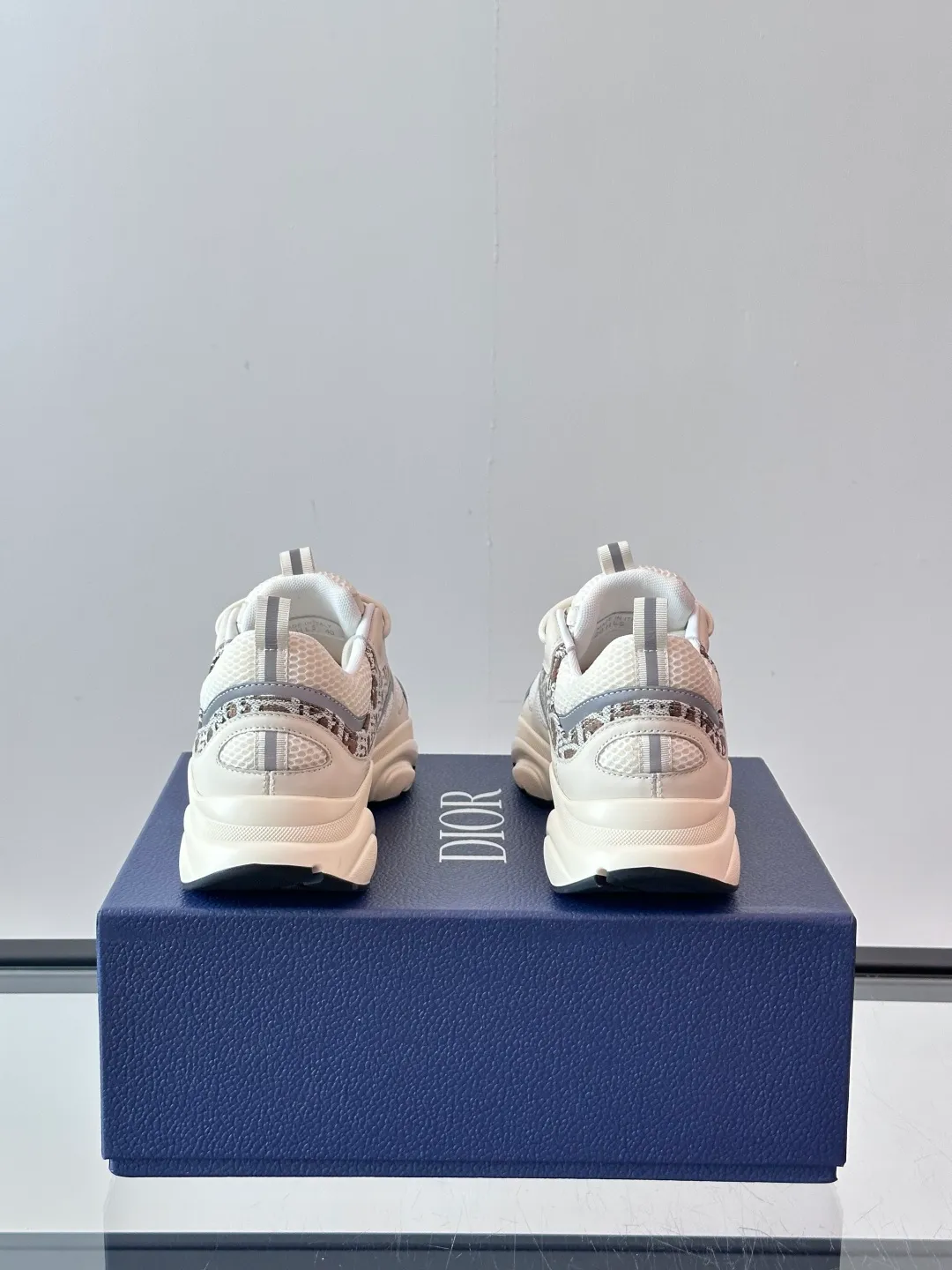 Factory price: 480💰 ◾️▫️Dior D®️ x 🆕 (high version) B22 men's jogging fashion sneakers, this single product draws inspiration from retro jogging shoes. It adopts a thick low-top design, with an upper made of black cow leather and mesh fabric, and a black and white engraved rubber sole. Black mesh fabric tongue and heel counters complement black laces, with an embossed "Di~r" logo embellishment on the side. These sneakers can be mixed and matched with a classic suit for a sporty chic look! Size: 39-45 (38, 46, 47 can be customized)